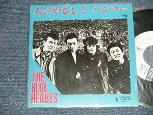 画像1: ブルーハーツ THE BLUE HEARTS - 人にやさしく (MINT-/MINT) / 1987 JAPAN ORIGINAL 1st Issued Version from Indies Used 7"45 rpm  Single